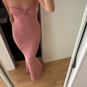 Rosa klänning  - Rosa långklänning med Knyt detalj i ryggen, aldrig använd bara testad. Den är i stl 38💕💕