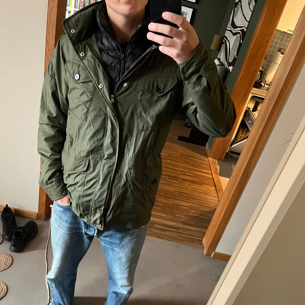 Säljer en Fieldjacket från Gant. Jackan är i size small och är i bra skick. Den andra knappen från botten har ramlat av, som tur är finns det dock ersättningsknappar i  en av fickorna😊. Hör av er vid frågor!👍 . Jackor.