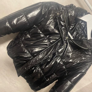 Boohoo jacka - Jacka från boohoo i storlek 34. Jackan är i mycket bra skick. Finns i Eskilstuna.