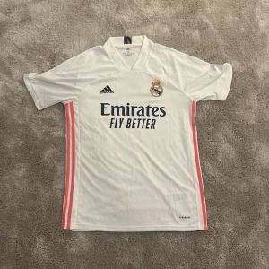Real Madrid tröja  - En riktig real Madrid tröja köpt från Spanien. Aldrig använt den på grund av att den va för stor. (Ny pris 1200)