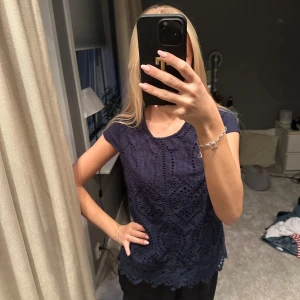 Tröja  - En marinblå oanvänd tröja 