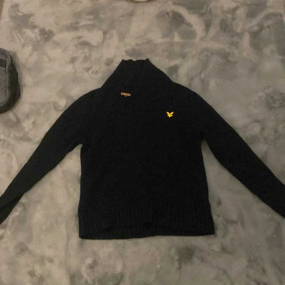 Cardigan som är fint skick den hel stickad i 100% lammull. Den passar S men mer M perfekt till vinter. Billigare vid snabb affär. Skriv vid funderingar Mvh Liam. Stickat.