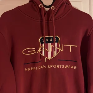 Vinröd Gant hoodie  - En vinröd GANT hoodie i storlek S. Nästan aldrig använd, skick 9/10. Nypris 1400kr, säljer för endast 300kr