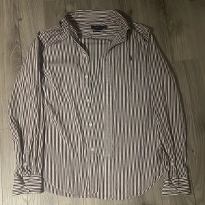 Polo Ralph Lauren skjorta  - Helt ny och oanvänd storlek 8 med andra ord S-M färg- vit och röd