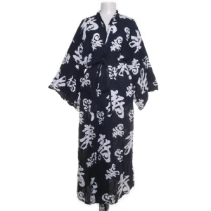 Mörkblå kimono med vitt mönster - Säljer en superfin mörkblå kimono med ett coolt vitt mönster. Den har en lång och flödande design med vida ärmar och ett knytband i midjan. Perfekt för en avslappnad dag hemma eller som en statement-piece på festen!