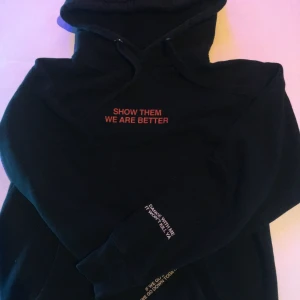Chainsmokers merch  - En hoodie köpt på Chainsmokers 2017 tour