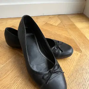 Fina ballerinaskor från välkänt märke. Gott skick förutom några slitage som kan ses på sista bilden. En liten klack och fina detaljer både fram med rosetten samt undersidan av skon. Jag är så ledsen att dessa var för små för mig. Brukar ha storlek 40