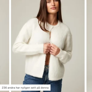 Cardigan  - Jätte fin stickad tröja från bikbok i storlek M, har väldigt många stickade tröjor så måste bli av med några. Använd 2 ggr så inget fel på den. Nypris 699kr
