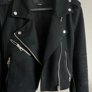 bikerjacka/mockjacka - En mock jacka från Pull n Bear. Använd flera gånger förra året men INGA skador. Storlek 38 och fickor både i insidan och utsidan. Köpt för 450 säljer för 269! Den är inte skadad därför sänker jag inte priset. Den känns fortfarande helt ny