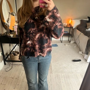 Stickad tröja - Oanvänd stickad tröja med tiedye mönster❤️