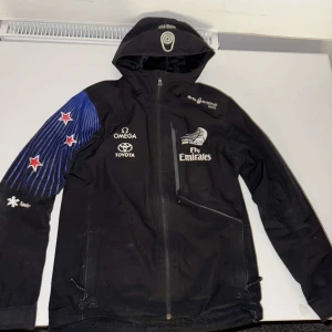 Sail racing limited edition  - Använd skick har haft denna jackan ett tag nu är det dags att sälja bort den 