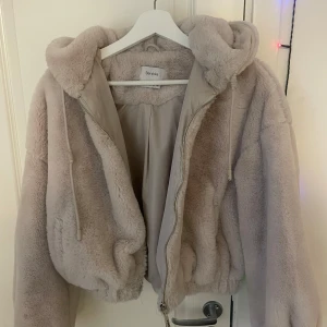 Pälsjacka - Från bershka  Storlek M