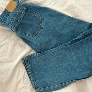 Blå jeans - Fina raka jeans från weekday i modellen arrow! Det är raka jeans men skulle säga att dom sitter lite mer loose. 