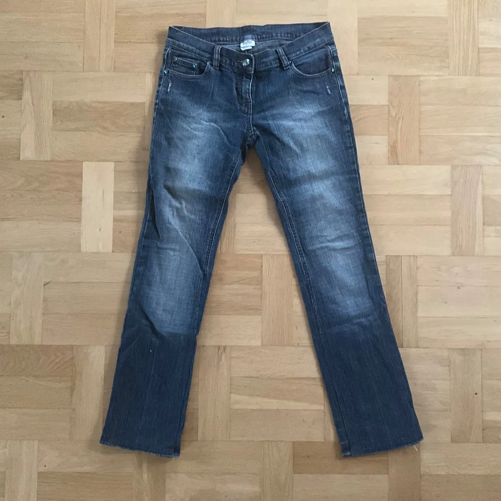 Jag säljer dessa jeans från märket Kylie och jag skulle påstå att dem är flared. det står att storleken är 158 cm men skulle säga att det passar en xs/s. Skriv för mått eller övriga frågor💞. Jeans & Byxor.