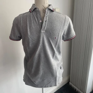Tommy hilfiger piké - Säljer nu denna feta piké✅ Storlek xs men sitter lite mer åt s hållet  Inga defekter 9/10 skick Endast 499kr öppen för byten mot annat✅