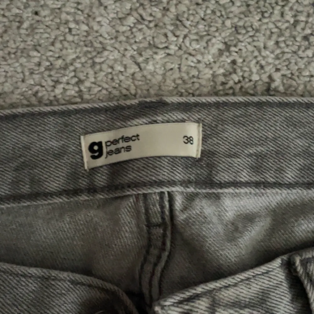 Ett par gråa low waist jeans från Gina tricot. Storlek 38. Jättefint skick.. Jeans & Byxor.