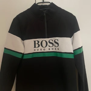 Ny Hugo Boss Zip tröja junior  - En zip tröja från boss i junior storlek 12 år. Använd fåtal gånger men skicket är som ny.  Hör av dig vid intresse :)