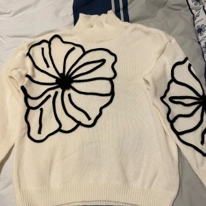 Varm tröja  - Varm dizain blommig tröja. Använder aldrig som är ny. Det passar inte till min dotter.