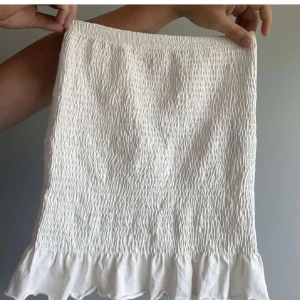 Kjol - Helt oanvänd vit volangkjol från gina tricot i storlek XS 😄😄lånade bilder 