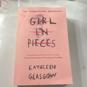 Girl in pieces bok - Denna bok har jag inget intresse av . Bara läst ett par gånger men har inga skador på varken insida eller utsidan.