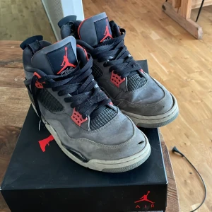 Jordan 4 - Hej, säljer nu mina Jordan 4or i storlek 44. Skorna har många defekter och därav det billiga priset. Nypris: ca 4000 Mitt pris: 550 Skick: 4/10