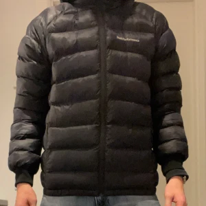 Peak Performance jacka - Vinterjacka från Peak. Användes inte så mycket förra vintern pga passform, så den är i gott skick. Nypris ligger mellan någonstans 1500-2000 kr, kommer inte riktigt ihåg. Knappt använd :)
