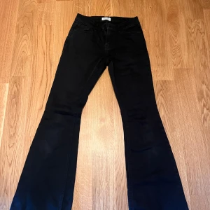 Bootcut svarta jeans strl164 - Jättefin svarta flared jeans.  Storlek 164 från Lindex Knappt använda, väldigt fint skick