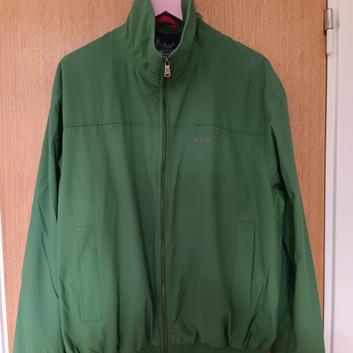 Tunnare jacka från peak performance