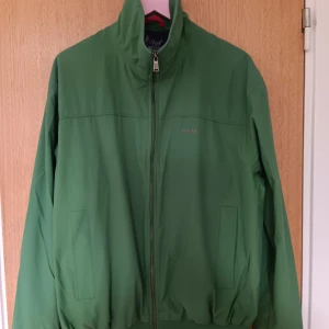 Tunnare jacka från peak performance - En supercool och lätt jacka från Peak performance i toppskick! *köpare står för frakt