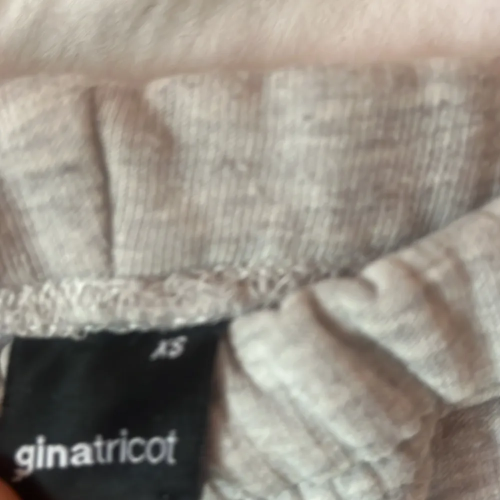 Säljer ett par superbekväma grå mjukisbyxor från Gina Tricot. Perfekta för en chill dag hemma eller en snabb tur till affären. De har en elastisk midja och två praktiska sidofickor. Materialet är mjukt och skönt, ops resorbandet i midjan är lite löst. Jeans & Byxor.