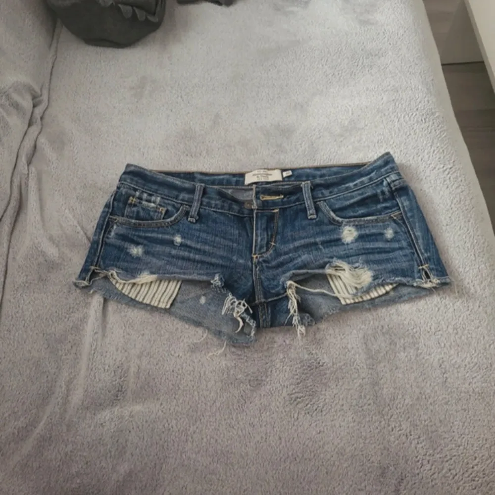 Säljer mina jättesnygga jeans shorts för at trim inte kommer till användning längre! Går inte att köpa i butik längre❤️. Shorts.