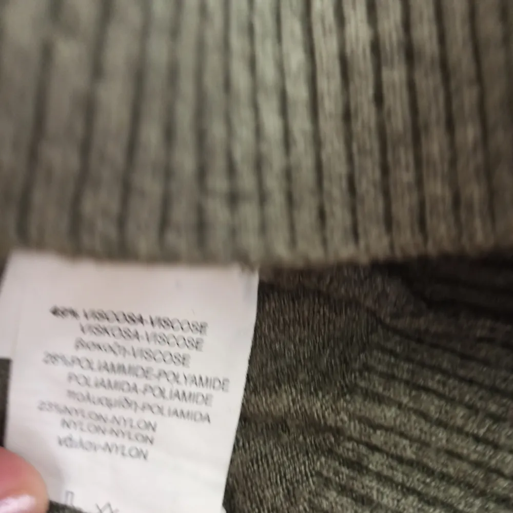 En marinblå stickad tröja från Just Woman i storlek S🌟 Köpt i Italien. Utmärkt skick utan defekter och mycket lätt att styla! Perfekt färg nu under hösten och materialet är mjukt och behagligt💕. Neuleet.