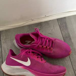 Säljer ett par rosa löparskor från märket Nike. Storlek: 38