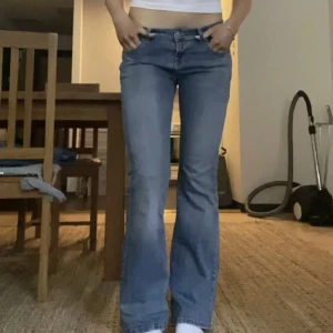 Snygga jeans - Sköna och snygga jeans low waist bootcut 💕w 26 passar mig i längden som är 163💕de är bara att trycka på köp nu 💕