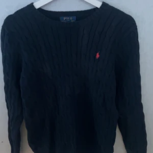 Ralph lauren Tröja - Säljer min stickade Ralph lauren tröja då den är för liten och helt oanvänd, Strl S men funkar om man har M utan att vara för liten, köptes för 799kr
