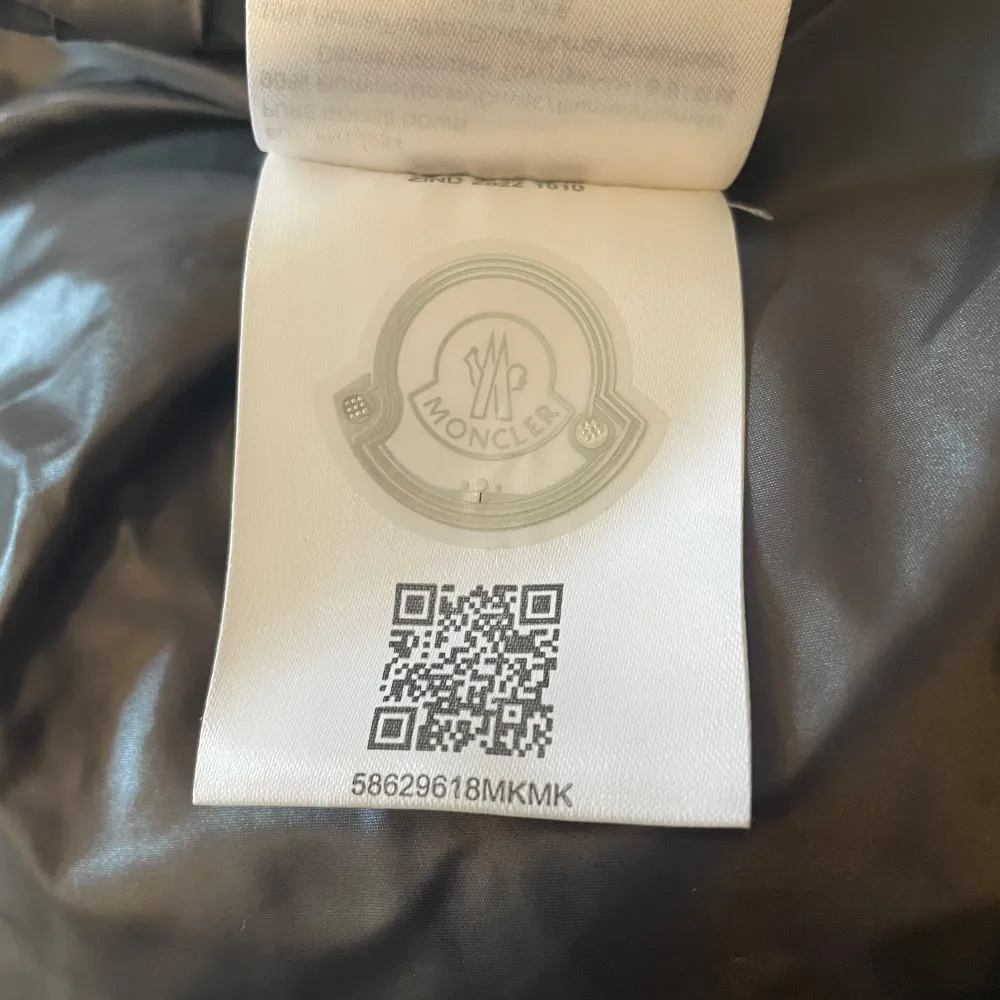 Moncler storlek 3 alltså L men dom är små i storlekarna så sitter som M, bra skick. Använd under en vinter. Har ett 1 mm hål som inte är synligt när man har på jackan då luvan täcker. Vid mer information kontakta mig🙌. Takit.