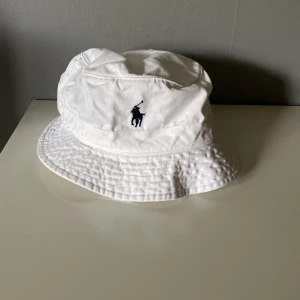 Ralph lauren bucket hat - Tjena säljer nu denna feta bucket hat från ralph lauren! Skick 10/10 helt ny aldrig använd!💪🏽 Nypris 900! Vid frågor kom privat!✌🏼