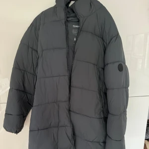 Lång dunjacka - I princip oanvänd lång dunjacka från Pull&Bear, strl M. Riktigt varm och skön jacka som kan användas som kappa eller vinterjacka. Nypris runt 700kr