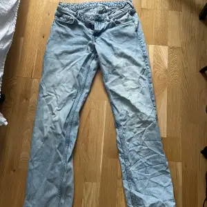 Jättefina jeans med mos waist. Jag är 167cm lång och har vanligtvis 27 i midjemått som referens❤️