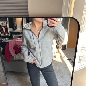 Hoodie Sail Racing - Hoodie med dragkedja från Sail Racings barnavdeling, storlek 160 (motsvarar XS skulle jag säga). Väldigt fint skick förutom lite missfärgning på insidan kragen (inget man ser om man inte kollar noga). Hör av er för frågor!!