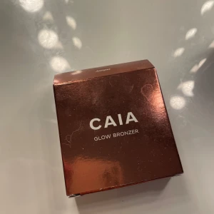 Caia Bronzer 🩷 - Säljer nu min Caia bronzer då jag inte använder den och den bara ligger, använt typ 3-4 gånger men är knappt använd annars. Förpackning medföljer, säljer också billigare då jag vill få den sålt snabbt!Färgen är AntiguaNypris 395kr, mitt 230