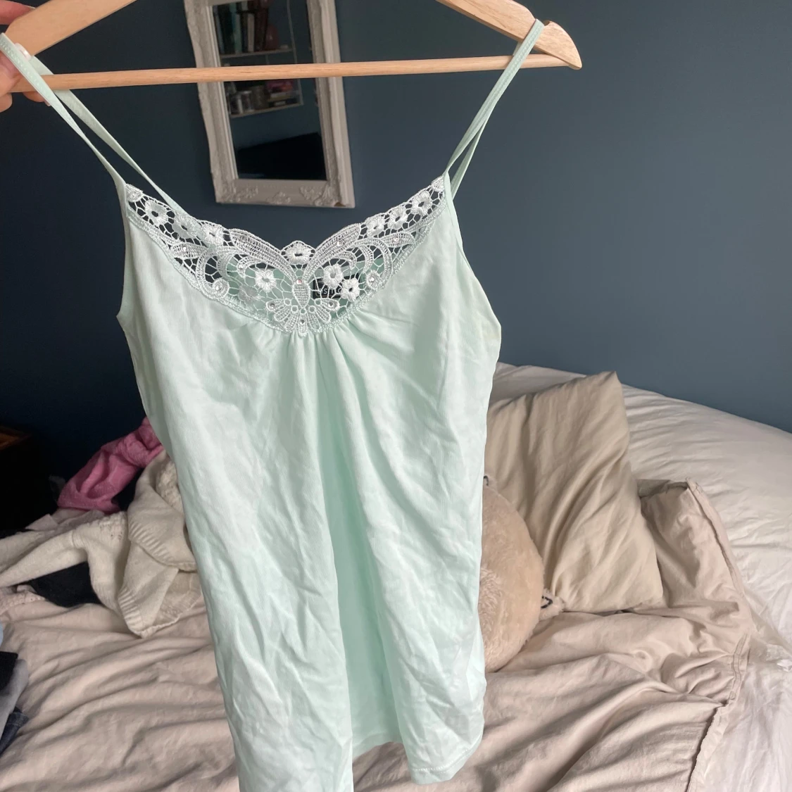 Mintgrön linnetopp med spetsdetaljer