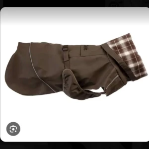 Hund regn jacka  - Säljer nu min hunds regnjacka pågrund ut av att han har växt ur den. Den är knappt använd. Nypris 500kr 