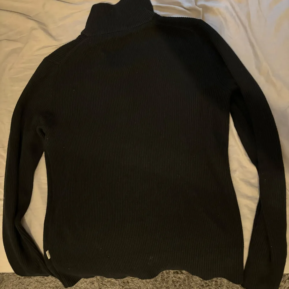 Säljer min svarta half zip som är i utmärkt skick ny pris 799. Tröjor & Koftor.