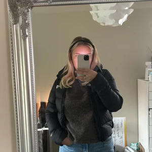 Dunjacka  - Säljer min gamla Northface jacka💕 Saknas nån bokstav på framsidan men går  att lägga till eller ta från baksidan! Nypris 2500