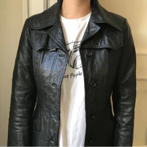 Skinn jacka  - As snyggfigursydd skinnjacka som sitter riktigt på kroppen och va en stor favorit förra hösten🍂🪵