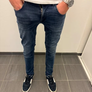 Replay anbass jeans  - // Replay anbass jeans | Grymt skick | Nypris runt 2000 | Storlek W29 / L32 | Kontakta för fler frågor eller funderingar // Deluxe Closet