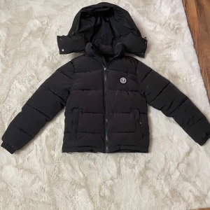 Trapstar jacka - Säljer den här varma sköna trapstar jackan. Perfekt jacka för vintern. Vi kan snacka om priset.
