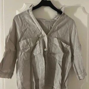 Skjorta - Linne skjorta som aldirg används och som är i helt nyskick☺️med trekvarts ärmar