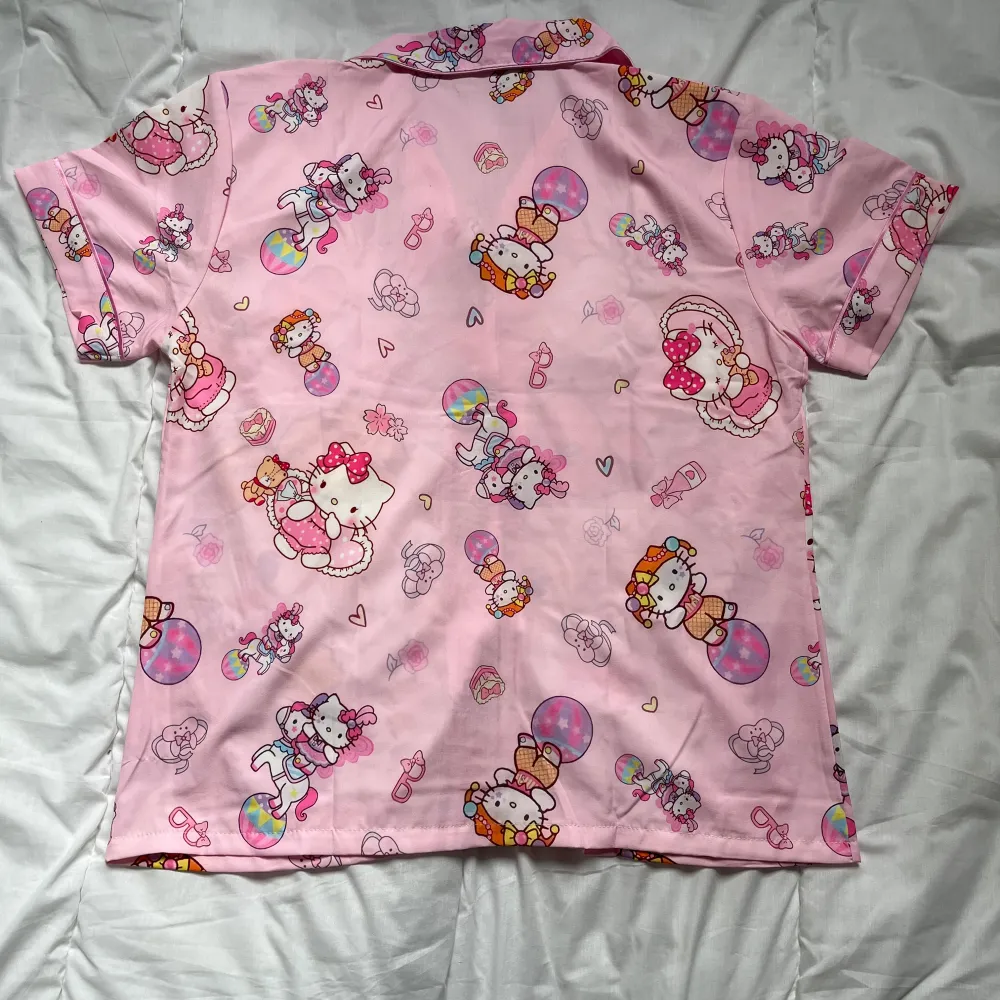 Så fin Hello Kitty pyjamas set, med topp och shorts, helt ny. Pyjamasen passar storlek XS-S💞. Shorts.